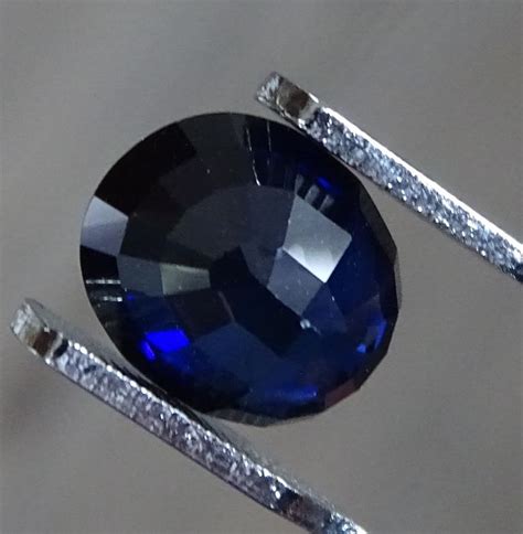 Dark blue sapphire gemstone, 7.72 ct - Catawiki