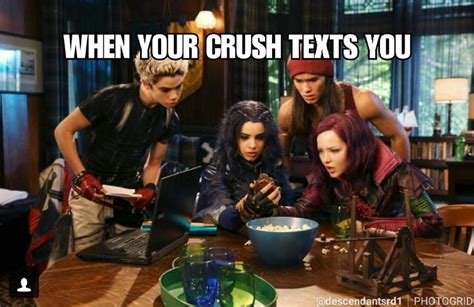 Descendants Memes - 37 | Disney descendants characters, Disney jokes, Funny disney jokes