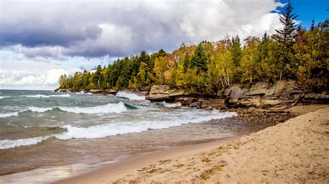 Rugged and rocky shores of Lake Superior in Michigan’s Upper Peninsula ...