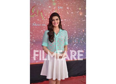 Kriti Sanon goes back to college | Filmfare.com