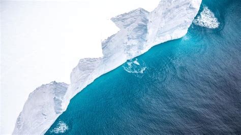 Images of World’s Largest Iceberg Drifting in the Southern Ocean