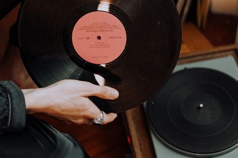 Vinyl Record Sizes and Speeds (An Easy Guide) - Musician Wave