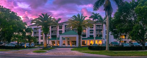 Naples, FL Hotels Near Beach and Downtown | Courtyard Naples