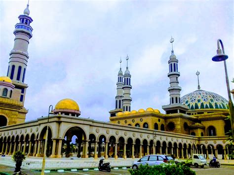 Hugging the Horizon: Samarinda’s Iconic Mosque Hoves Into View – Eye In ...