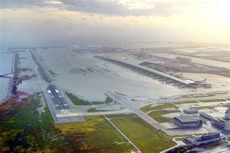 Submerged Risks of Climate Change Haunt Low-Level Airports - Bloomberg