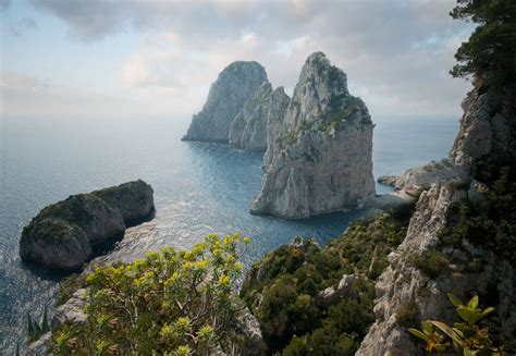 Dentro del Mediterráneo, el mar Tirreno y dentro de este los Farallones que es como son ...