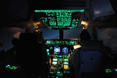 C-17 Globemaster III Cockpit at Night : cockpits