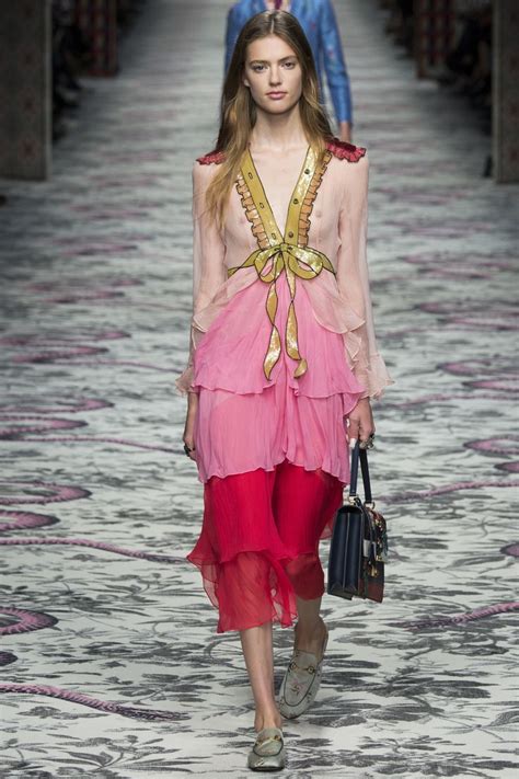 Gucci Spring 2016 Ready-to-Wear Fashion Show | Ideias fashion, Vestidos giros, Mulher