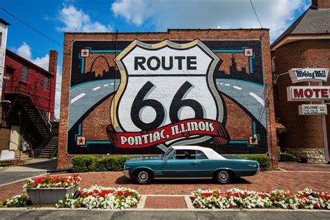 Route 66: Klassiker im Museum und bunte Häuserwände in Pontiac (Illinois)