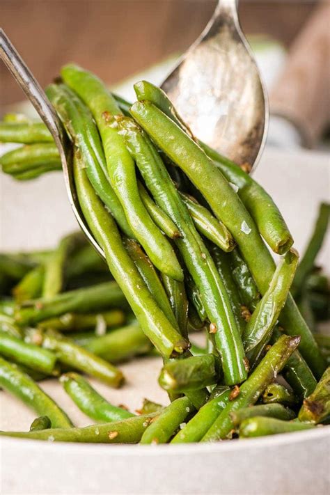 Garlic Green Beans - Quick and Easy Side Dish Recipe!