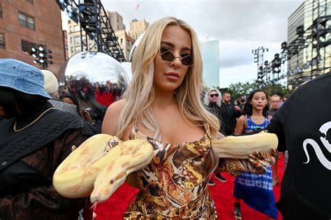 Celebrities Wearing Snakes At The 2019 VMAs Was The Trend No One Saw ...