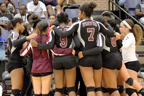 Varsity Volleyball Hopes to Return to Playoffs – The Outlook