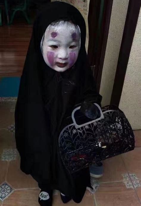 Kid Dressed As ‘Faceless’ Spirit Freaks Classmates Out | Shanghai Daily