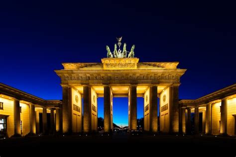 Premium Photo | Brandenburg gate in berlin at night