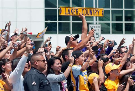 Fans line up for Lakers victory parade