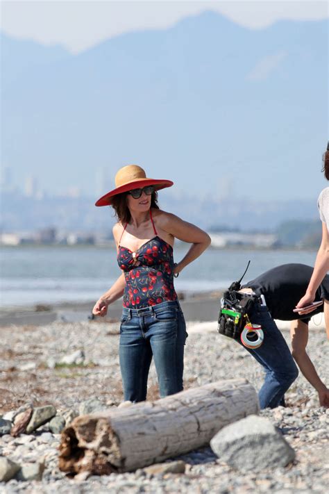 Idina Menzel in jeans filming scenes for the Beaches -29 | GotCeleb