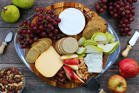 5 Steps to the Perfect Fruit and Cheese Platter | featuring Nairn's Crackers