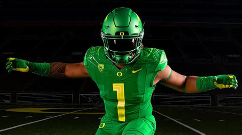 Oregon Ducks Unveil New Nike Football Uniforms – SportsLogos.Net News