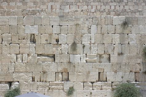 Dig Near Jerusalem's Temple Mount, Western Wall Yields 'Puzzling' Chambers - Gospel News Network