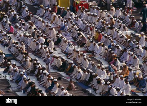 BANGLADESH South Asia Dhaka Religion Islam Rows of Muslims kneeling in prayer Stock Photo - Alamy