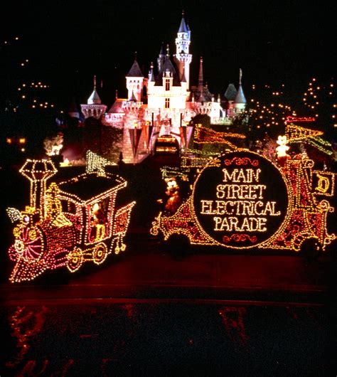 The Main Street Electrical Parade Returns to the Disneyland Resort ...