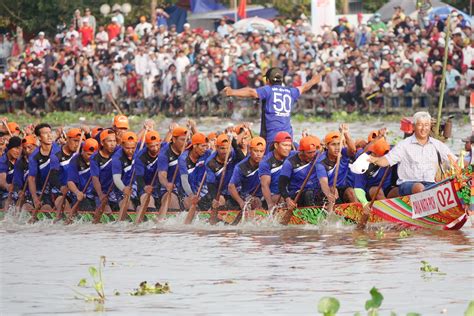 Rộn ràng lễ hội đua ghe ngo đậm nét Khmer ở Nam Bộ - iVIVU.com