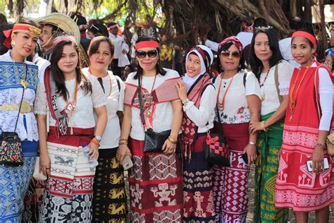 Menganal Kain Tenun Sumba Timur, Dari Proses Pembuatanya dan Motifnya ...