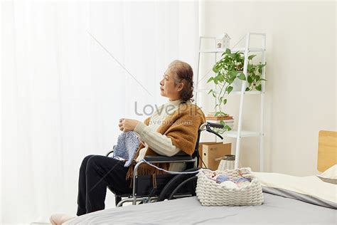 Elderly Knitting Sweater At Home In Winter Picture And HD Photos | Free Download On Lovepik