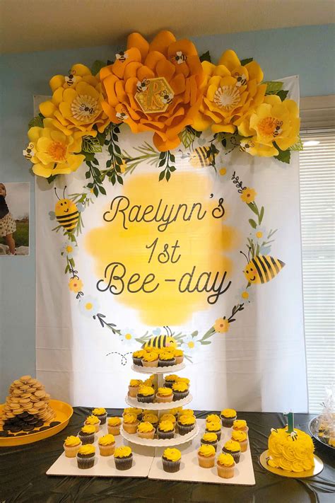 Bumble Bee Themed 1st Birthday Party Backdrop Decorations #beeparty #beeday #bumblebee #beeb ...