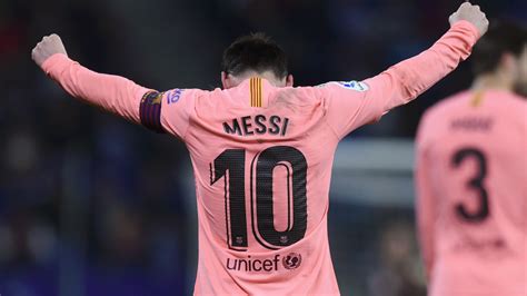 Leo Messi Models Barcelona’s New Pink 2020-21 Kit [LOOK] | Heavy.com