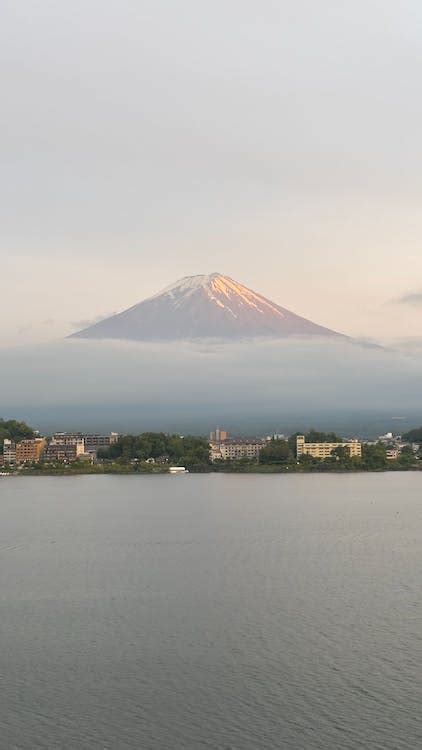 Lake and Fuji Mountain behind · Free Stock Photo