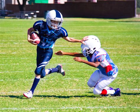 Playing football before age 12 linked to long term health risks - Earth.com