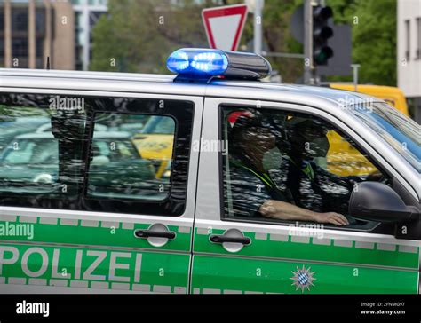 Polizeiwagen mit Blaulicht im Einsatz. -- Police car with bluelight in ...