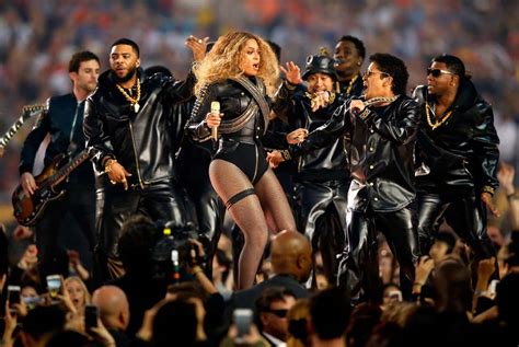 Beyoncé cade dal palco del Super Bowl 2016 VIDEO