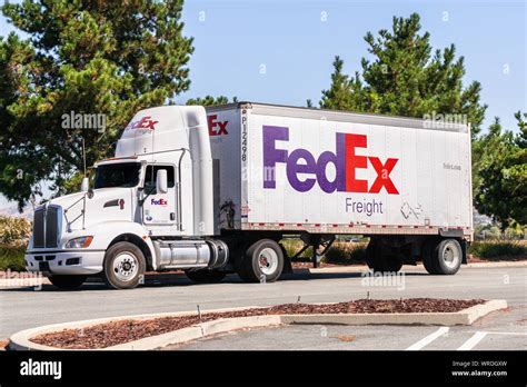 Fedex freight truck hi-res stock photography and images - Alamy