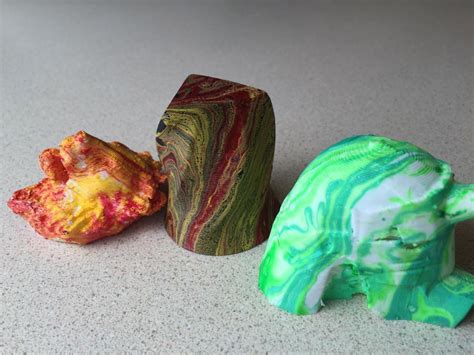 Artist Shows Off An Easy Water Marbling Technique for Painting 3D ...