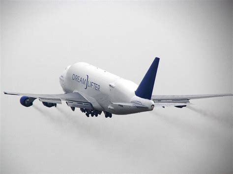 The Boeing Dreamlifter vs Airbus Beluga XL - Elite News