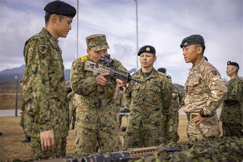 Japanese soldier with a L85A3 assault rifle [3600 x 2401] : r/MilitaryPorn