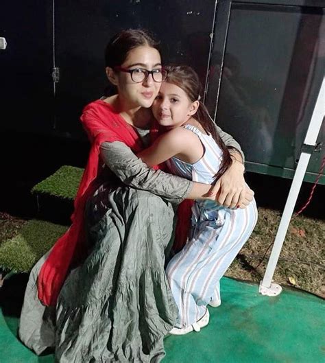 Atrangi Re: Sara Ali Khan flaunts her desi avatar as she hugs child ...