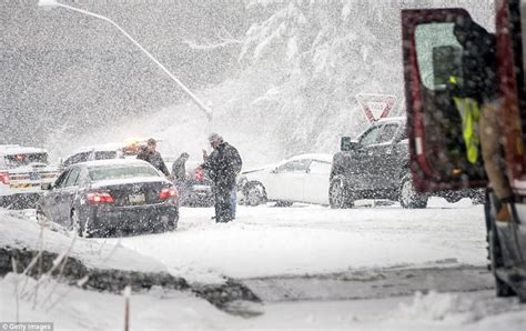 Northeast is hit with monster snow storm | Daily Mail Online