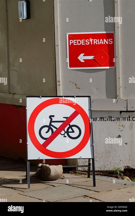 London, England, UK. No Cycling and Pedestrians signs in the Mall during building works Stock ...