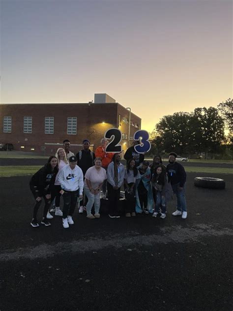 The Class of 2023 Holds the First Annual Senior Sunrise – The Eye of the Bluebird