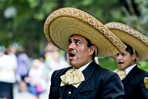 Chaqueta Negra Para Hombre Y Sombrero Tradicional Marrón · Foto de stock gratuita