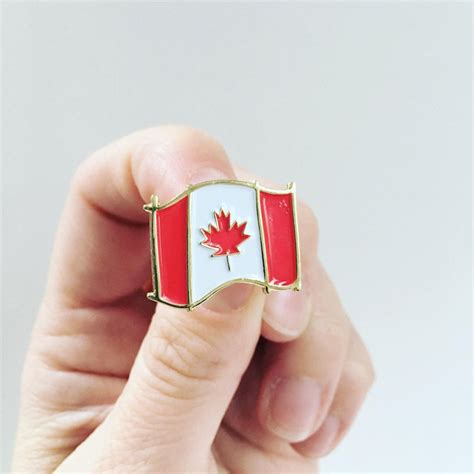 Canadian Flag Enamel Pin Canada flag pin Canada 150th - Etsy.de