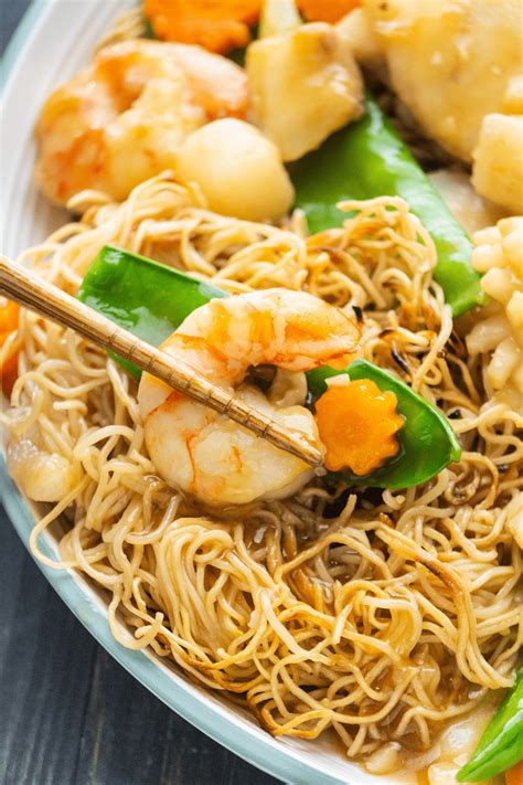 Crispy Egg Noodles with Seafood (海鲜炒面) - Wok and Kin