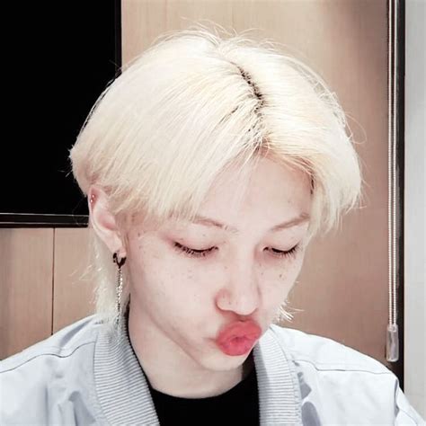 lee felix skz stray kids vlibe blond hair kingdom aesthetic icon cute soft | Pecas hermosas ...