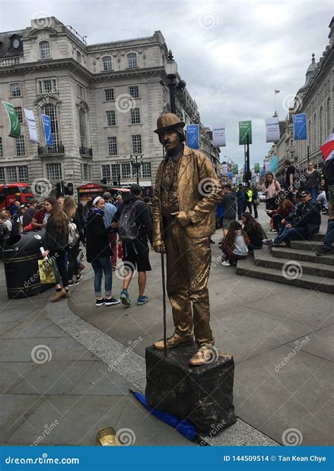 Human Statue - Street Performer in Piccadilly Circus Editorial Stock Image - Image of circus ...