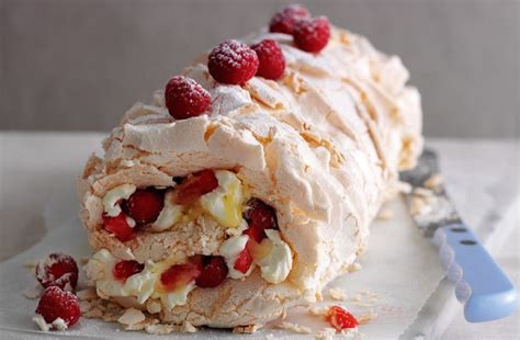 Berry Meringue Roulade Recipe | Dessert Recipes | Tesco Real Food | Receta | Fresas rellenas ...