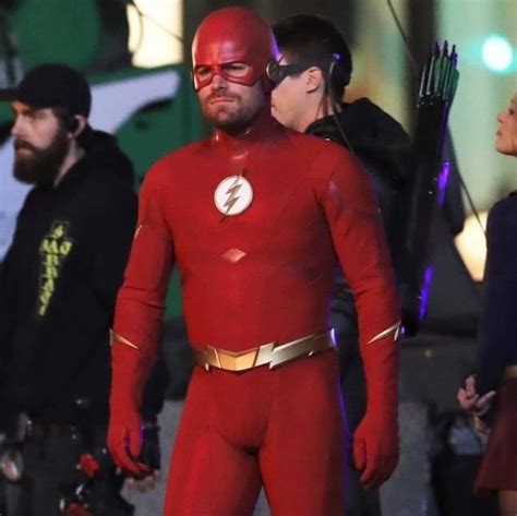 Stephen Amell in The Flash's costume is one hell of a W I D E B O I : r ...