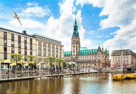 Beautiful view of Hamburg city center with town hall and Alster river ...